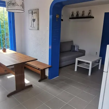 Apartment A Goeroeg Kis Haz Velence